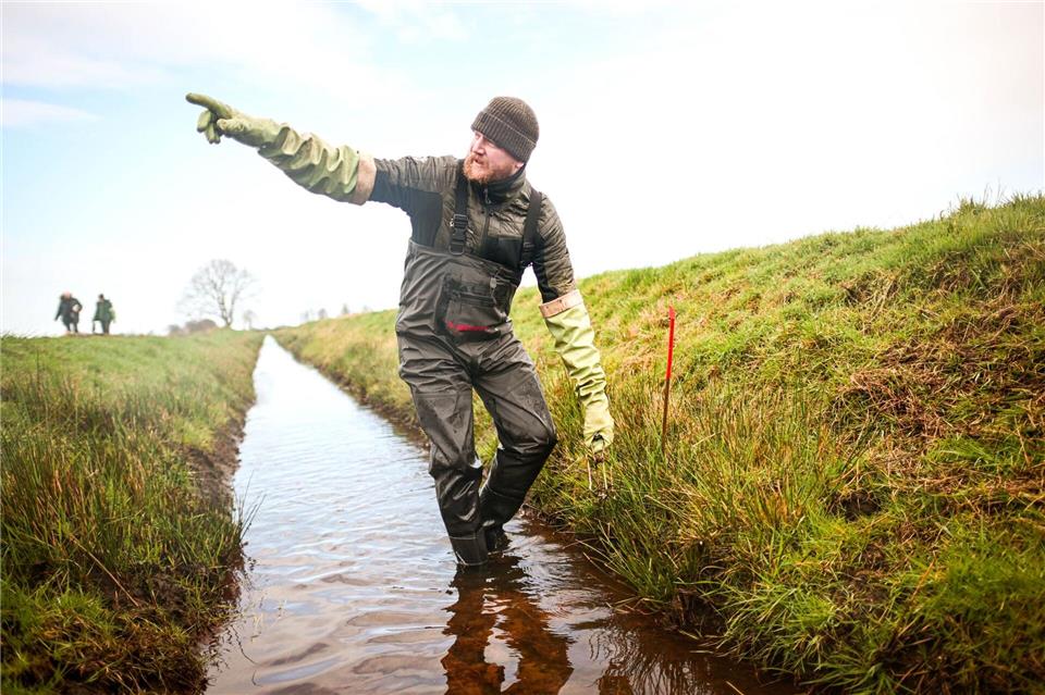 Die aufgestellten Bisamfallen müssen regelmäßig durch Experten wie Elmar Brinkhuis kontrolliert werden.Sina Schuldt/dpa