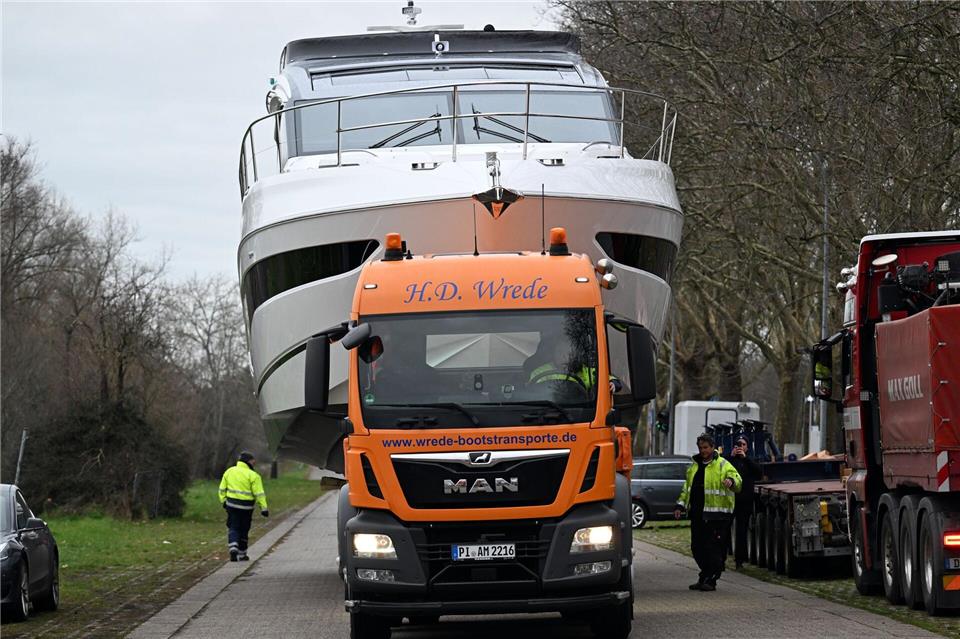 Boote für die „Boot“: Spezialkran hebt Schiffe aus Rhein Die aus dem Rhein gehobene Luxusjacht „Princess S65“ wird mit einem Tieflader auf das Messegelände gefahren.Federico Gambarini/dpa