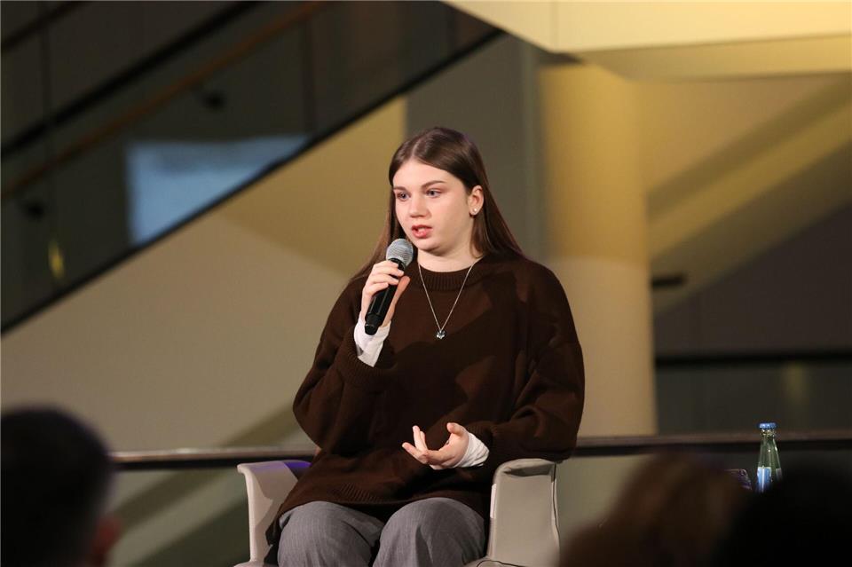 Die aus der Deportation zurückgekehrte Ukrainerin Valeriia Sydorova spricht im Niedersächsischen Landtag. (Handout)Niedersächsischer Landtag/dpa