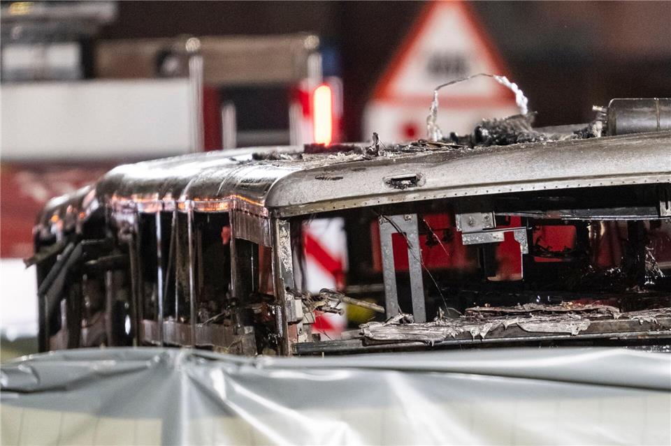 Die ausgebrannte Hülle eines Linienbusses im schweizerischen Kerzers.Alessandro Della Valle/KEYSTONE/dpa