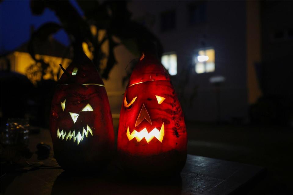 Die ausgehöhlten und mit Kerzen ausgeleuchteten Rüben werden vor Häusern aufgestellt, manchen Orts gibt es auch Rübengeisterumzüge. (Archivbild) Thomas Warnack/dpa