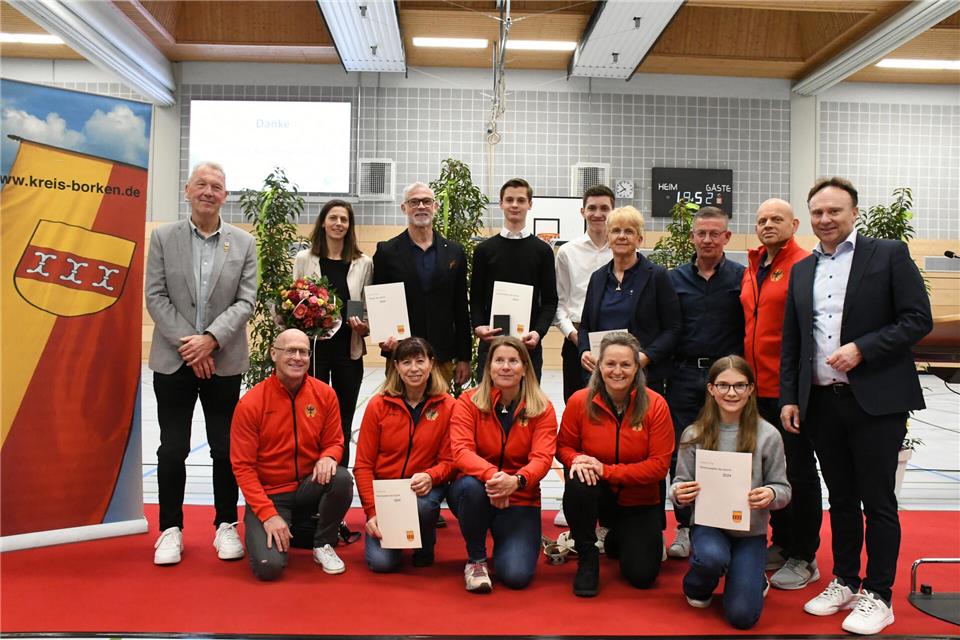 Die ausgezeichneten Sportler aus dem BZ-Verbreitungsgebiet bei der Sportlerehrung in der Halle des Berufskollegs Borken mit Landrat Dr. Kai Zwicker (rechts) und Borkens stellvertretendem Bürgermeister Jürgen Fellerhoff (links). 