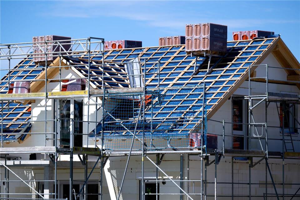 Die bayerischen Sparkassen haben deutlich mehr private Immobilienkredite vergeben. (Archivbild)Sven Hoppe/dpa