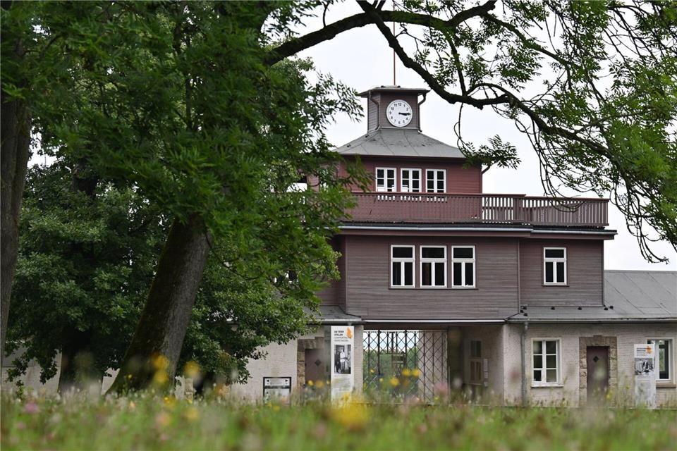 Die beabsichtigte Verknüpfung des Gedenkens der Opfer in Buchenwald mit „aktuellen Verbrechen“ verletzt nach Auffassung des Gerichts die Würde der Opfer. (Archivbild)Martin Schutt/dpa