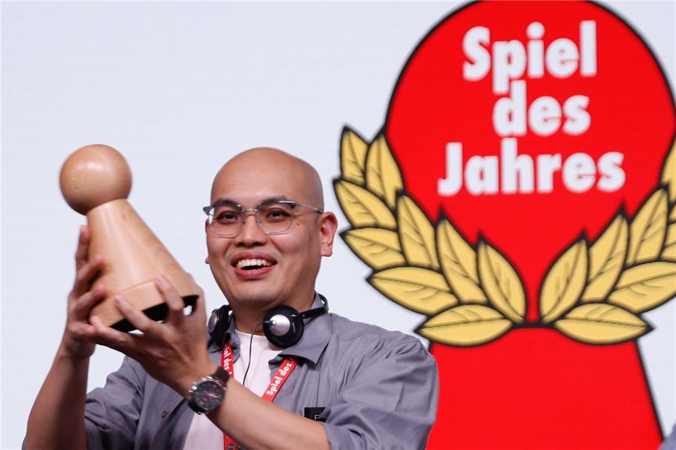 Die begehrte Auszeichnung „Spiel des Jahres“ geht 2026 an den indonesischen Spiele-Entwickler Martin Ang. Carsten Koall/dpa
