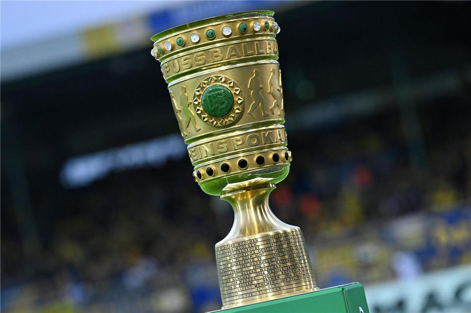 Ein Lostopf und Videobeweis: So läuft das Achtelfinale ab  Die begehrte Trophäe im DFB-PokalSwen Pförtner/dpa