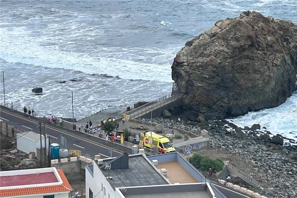 Die bei Urlaubern beliebten Kanarischen Inseln vor der Westküste Nordafrikas werden im Herbst und Winter oft von sehr hohen Wellen getroffen, die durch Stürme weit draußen im Atlantik entstehen. Für Menschen, die sich an Hafenmauern oder auf Uferpromenaden aufhalten, kann das verheerende Folgen haben. 112 Canarias/dpa