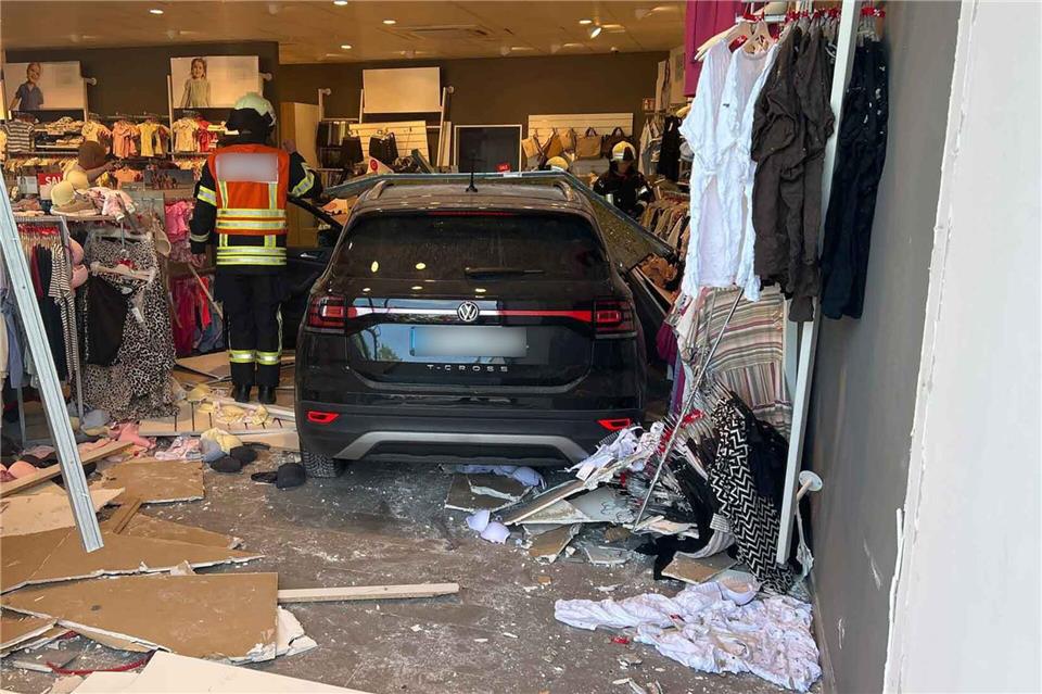 Die beiden 88-jährigen Insassen des Autos kamen laut Polizei mit dem Schrecken davon. -/Polizeipräsidium Mittelhessen/dpa