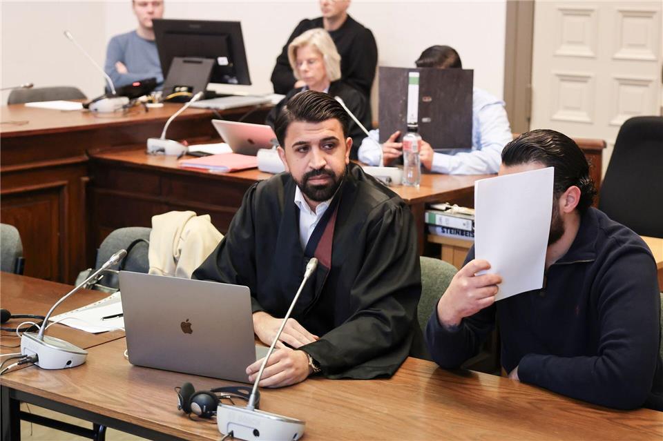 Die beiden Angeklagte haben ihre Beteiligung an einer Geiselnahme eingeräumt. Christian Charisius/dpa