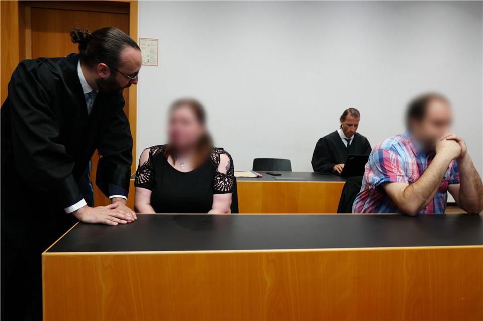 Die beiden Angeklagten, hier im ersten Prozess vor dem Amtsgericht, sind wegen Misshandlung ihres Sohnes zu mehr als drei Jahren Haft verurteilt worden. (Archivbild)Ulf Vogler/dpa