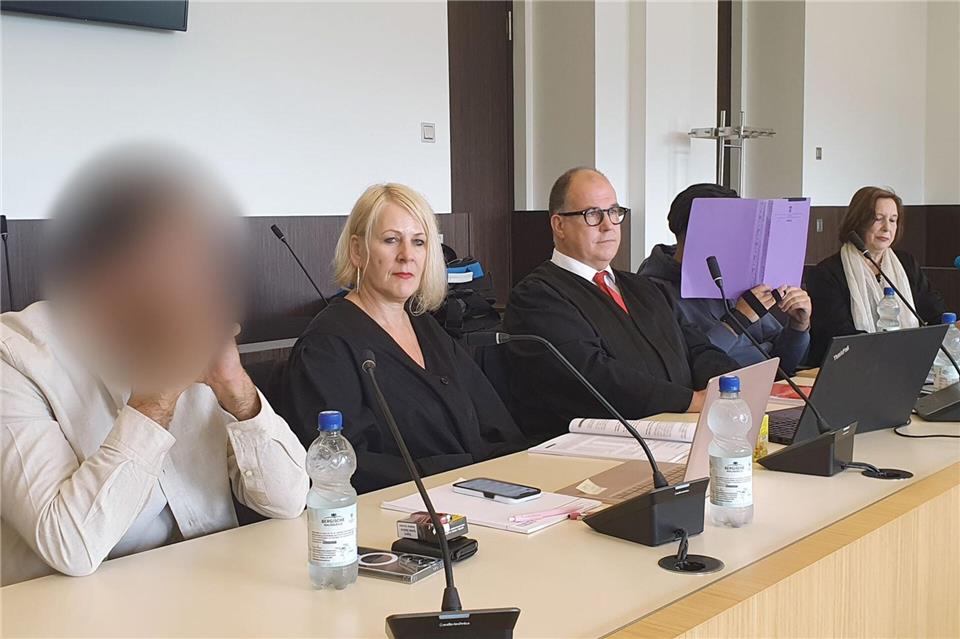 Die beiden Angeklagten (l. und 2.v.r) sitzen mit ihren Verteidigern Tanja Brettschneider (2.v.l) und Urs Kobler (3.v.l.) auf der Anklagebank. Rechts sitzt eine Dolmetscherin.