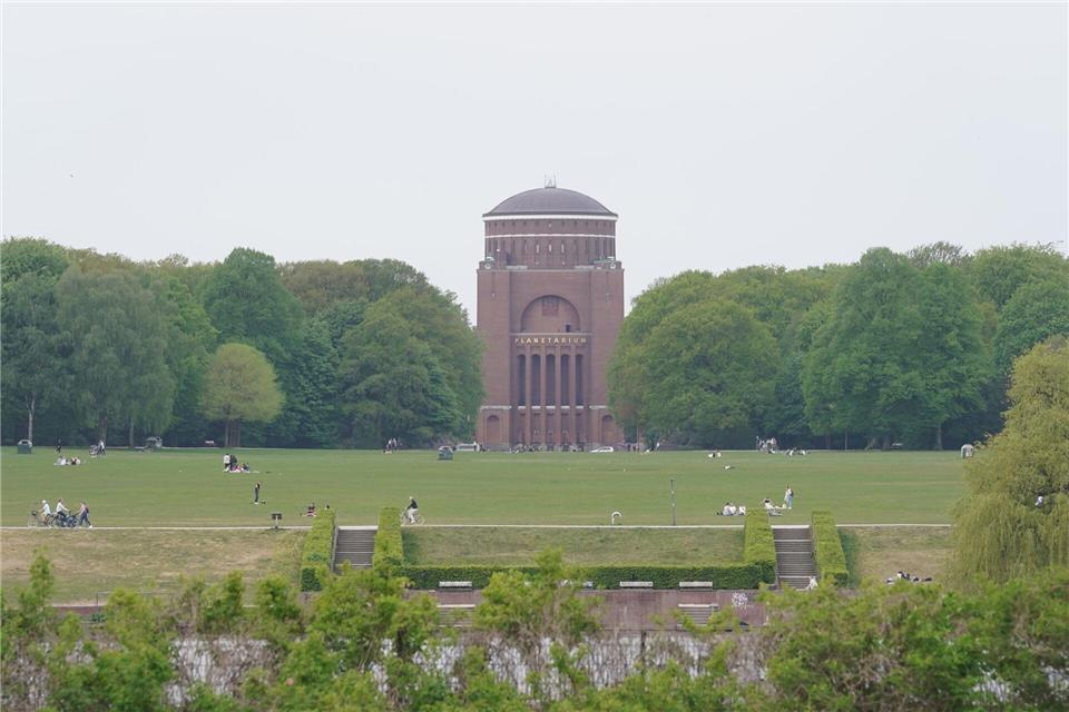 Prozessbeginn wegen Mordes an 18-Jährigem im Stadtpark Die beiden Angeklagten müssen sich wegen Mordes verantworten. (Archivbild)Marcus Brandt/dpa