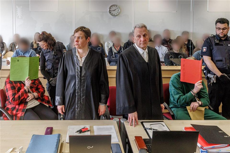 Die beiden Angeklagten wollten sich bei der Prozesseröffnung nicht äußern, sagten ihre Verteidiger. Markus Scholz/dpa