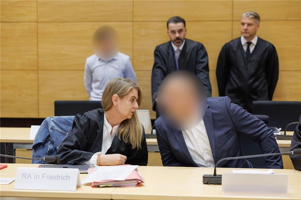 Die beiden Angeklagten zum Prozessauftakt: Jetzt stehen am Landgericht Bielefeld die Urteile an. (Archivbild)Friso Gentsch/dpa