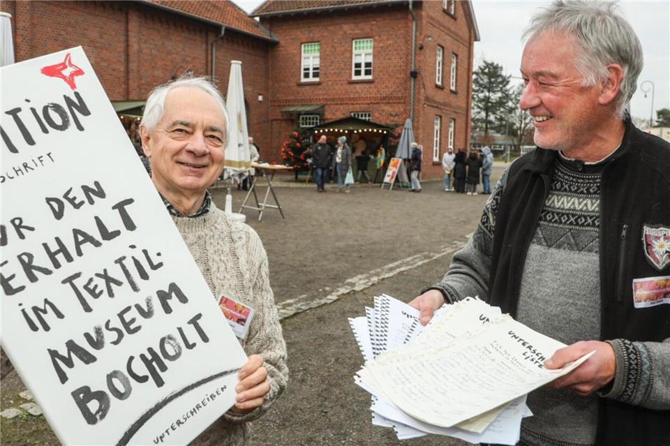 Die beiden Aussteller Guido Pracca (links) und Rainer Heeke haben Unterschriften gesammelt, um die Abschaffung des Adventsmarkts im Textilmuseum zu verhindern.
