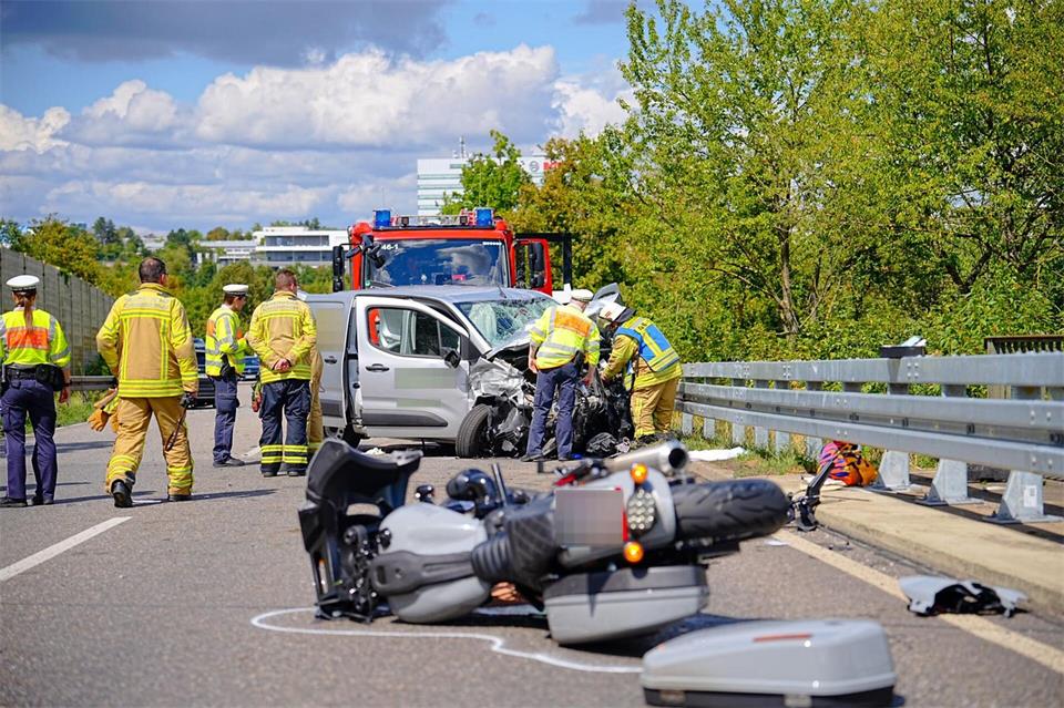 Die beiden Autofahrer wurden bisherigen Erkenntnissen zufolge leicht verletzt. Enrique Kaczor/d/dpa