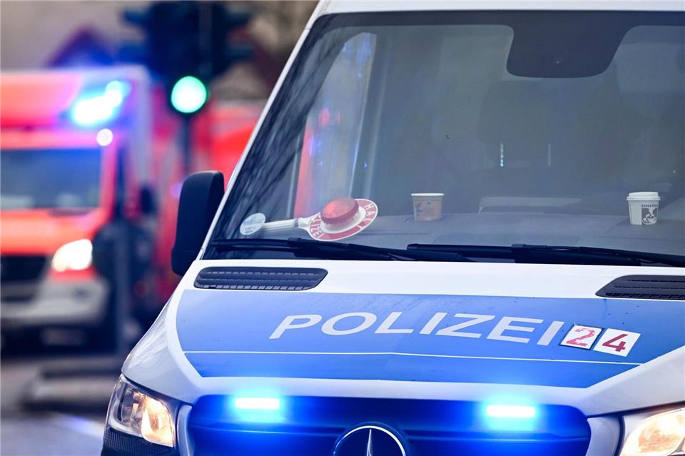 Die beiden Autofahrer wurden in ein Krankenhaus gebracht. (Symbolbild)Jens Kalaene/dpa