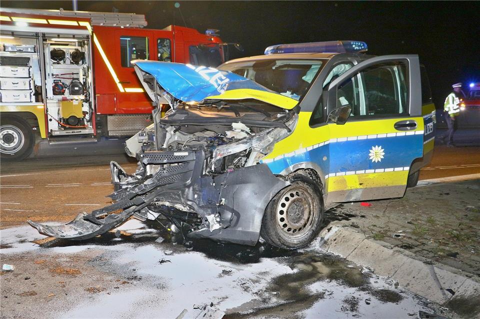 Die beiden Autos stießen auf einer Kreuzung zusammen.Andreas Rometsch/KS-Images.de/dpa
