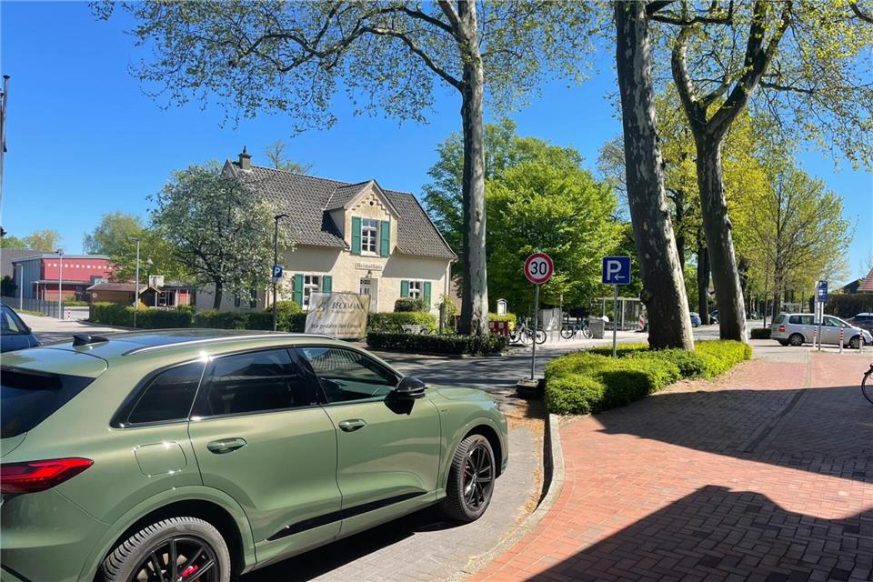 Die beiden Bäume vor der Apotheke haben das Pflaster angehoben. Deswegen will die Verwaltung dort den Bereich umgestalten. Die Ausfahrt der Parkbucht soll wegfallen.