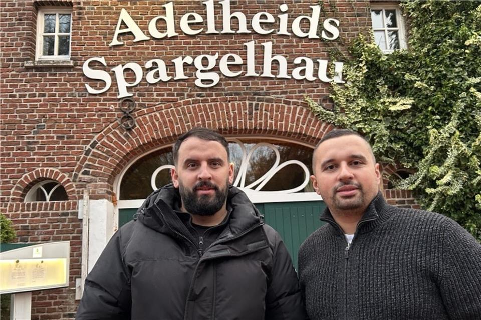 Die beiden Brüder Deni und Dado Pereljak werden die neuen Pächter in Adelheids Spargelhaus.