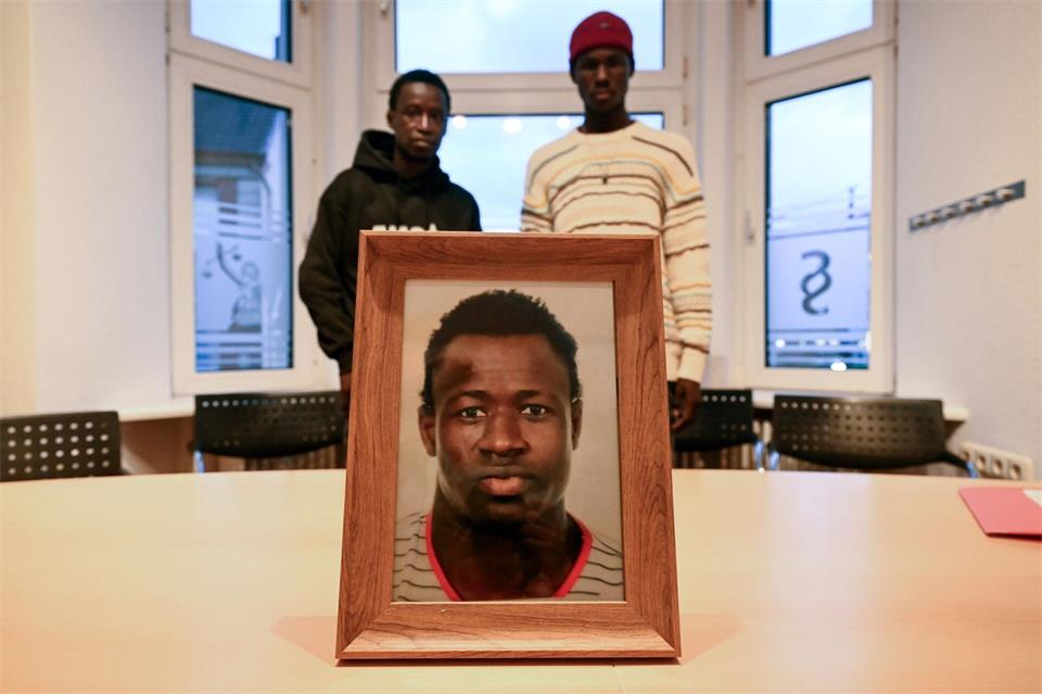 Die beiden Brüder haben laut Gericht keinen Anspruch auf eine Verlängerung ihrer Aufenthaltserlaubnis. (Archivbild)  Federico Gambarini/dpa