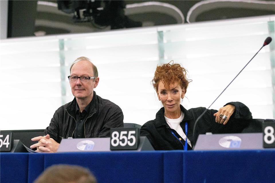 Die beiden EU-Abgeordneten Martin Sonneborn (l) und Sibylle Berg (beide Die Partei) hatten sich schriftlich bei der Parlamentspräsidentin beschwert. (Archivbild) Philipp von Ditfurth/dpa