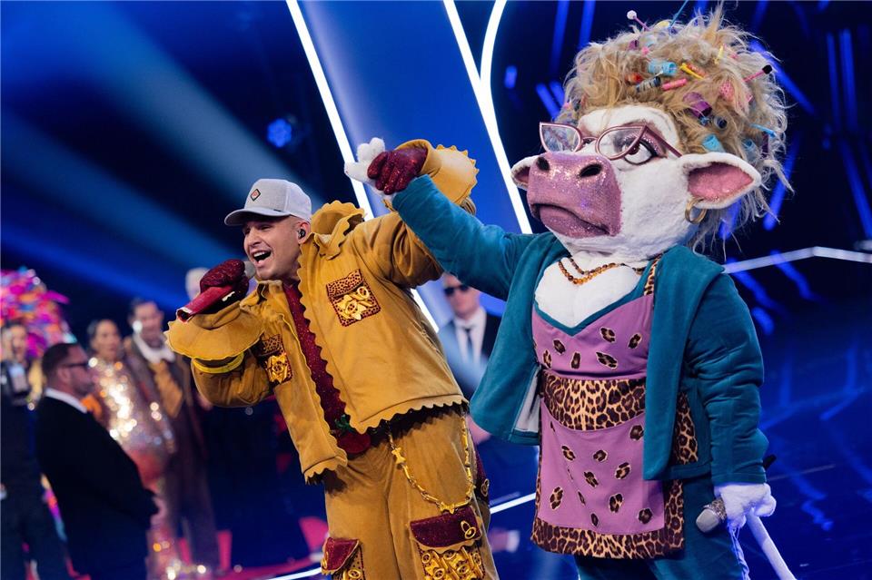 Die beiden Finalisten: Zweitplatzierter Pietro Lombardi und die noch maskierte Kuh. Rolf Vennenbernd/dpa