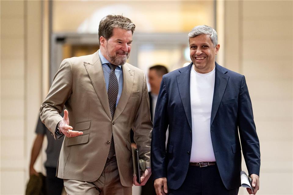 Die beiden Fraktionsvorsitzenden Dirk Stettner (CDU, l) und Raed Saleh (SPD) sind optimistisch, noch etliche Gesetze vor der Sommerpause verabschieden zu können.  Fabian Sommer/dpa