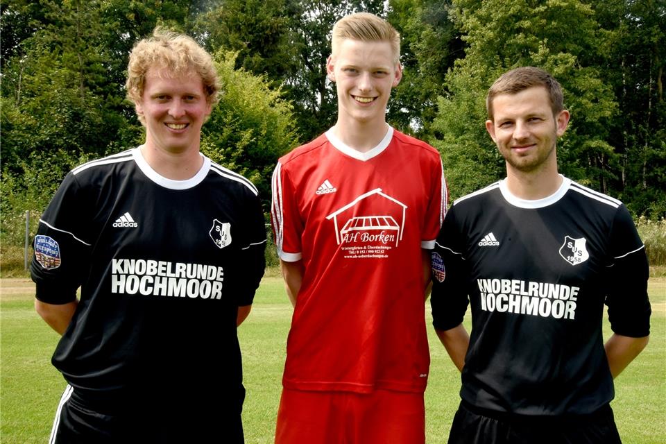 Die beiden Hochmooraner Trainer Andreas Kersten (links) und Sebastian Scheinig (rechts) mit SuS-Neuzugang Tobias Schultewolter (eigene Jugend).