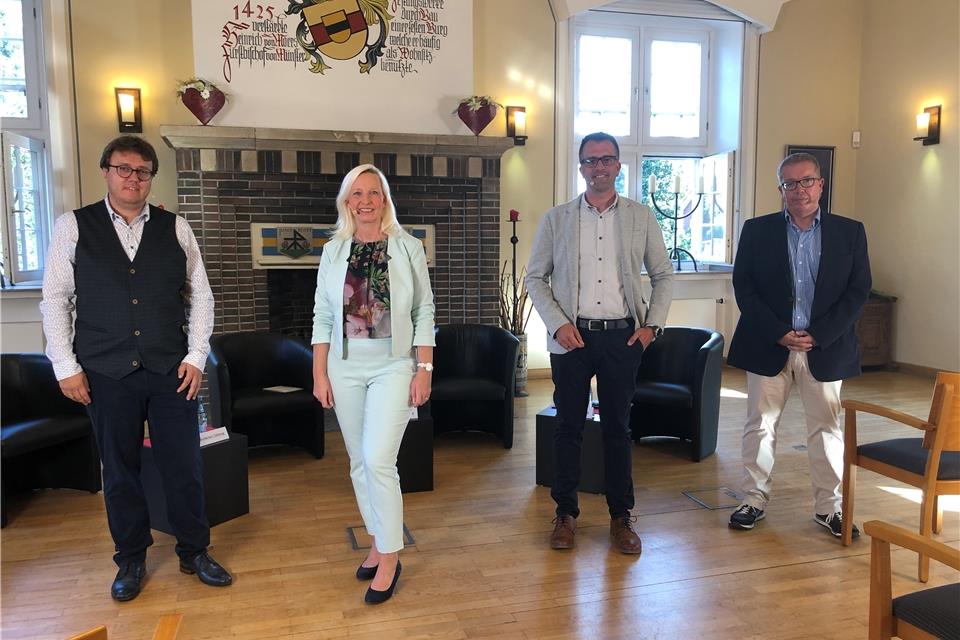 Die beiden Kandidaten Dagmar Jeske und Carsten Wendler mit den beiden Moderatoren Sven Kauffelt (rechts) und Lars Johann-Krone (links). 