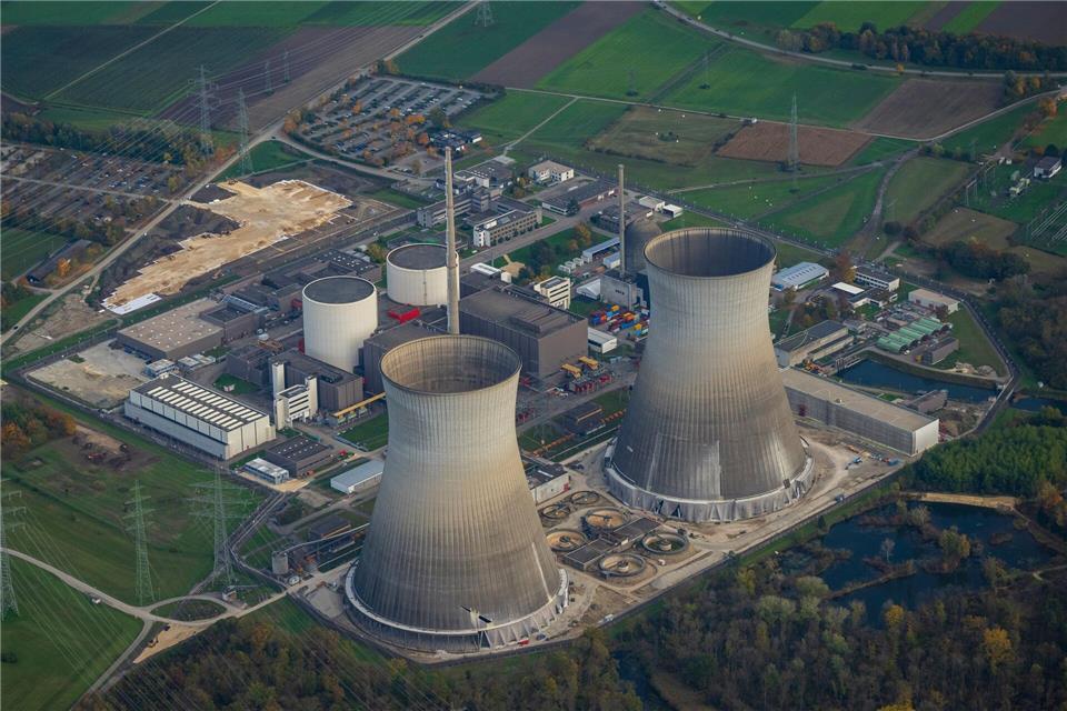 Sprengung von Kühltürmen: 56.000 Tonnen Stahlbeton fallen  Die beiden Kühltürme des früheren Kernkraftwerks Gundremmingen sollen am Samstag genau um 12.00 Uhr gesprengt werden. (Archivbild)Peter Kneffel/dpa