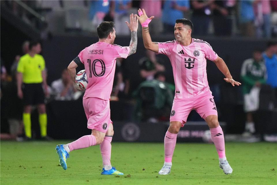 Die beiden Kumpels Messi (l) und Suárez werden sich bei der WM nicht auf dem Platz sehen - Suárez steht nicht im Kader Uruguays. (Archivbild)Lynne Sladky/AP/dpa