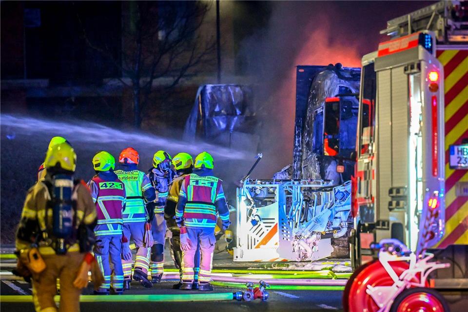 Die beiden Lastwagen brannten komplett aus. Sina Schuldt/dpa