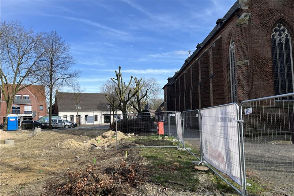 Die beiden Linden an der Kirche sind bereits gefällt worden. Zuvor hatte es darum eine Debatte gegeben. Nun sollen ehemalige Fundamente von Aelkes Hof entfernt werden. 