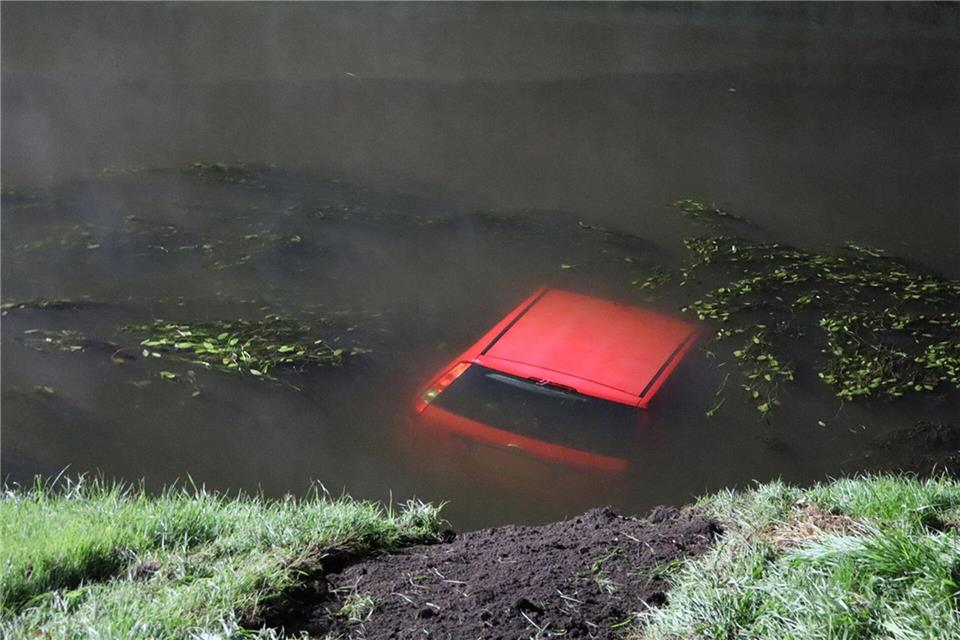 Die beiden Männer konnten das Auto aus eigener Kraft verlassen.--/Polizei Oberhausen/dpa