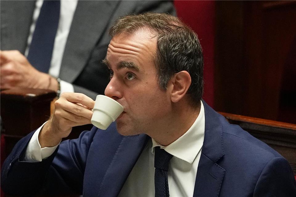 Sturz von Frankreichs Regierung abgewendet Die beiden Misstrauensanträge gegen die Regierung von Premier Lecornu sind gescheitert.Thibault Camus/AP/dpa