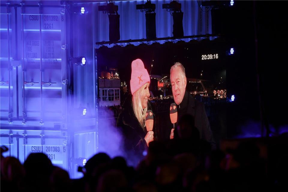 Die beiden Moderatoren begrüßten die Zuschauer mit „Moin“ „und „Hallo, Hamburg!“.Christian Charisius/dpa