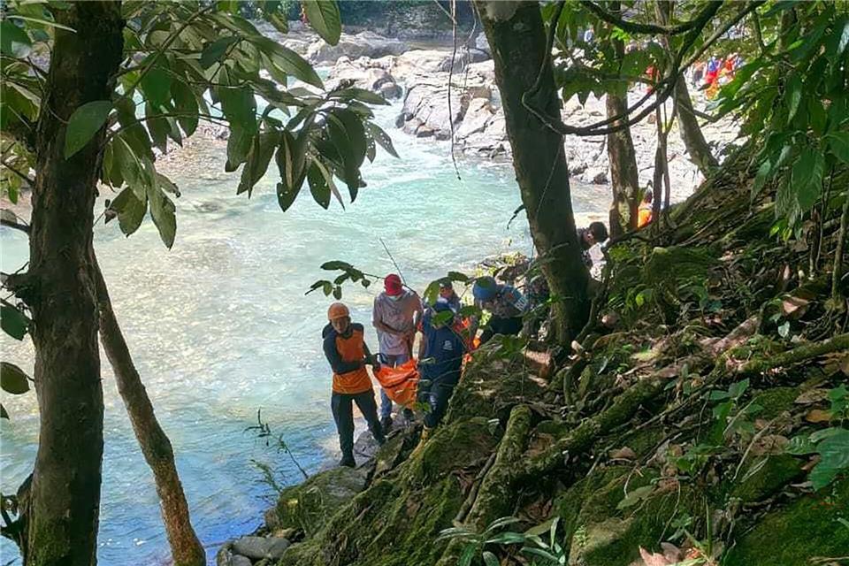 Die beiden Österreicher waren von einer Hängebrücke in die Tiefe gestürzt. -/Maumere Search and Rescue Office/dpa