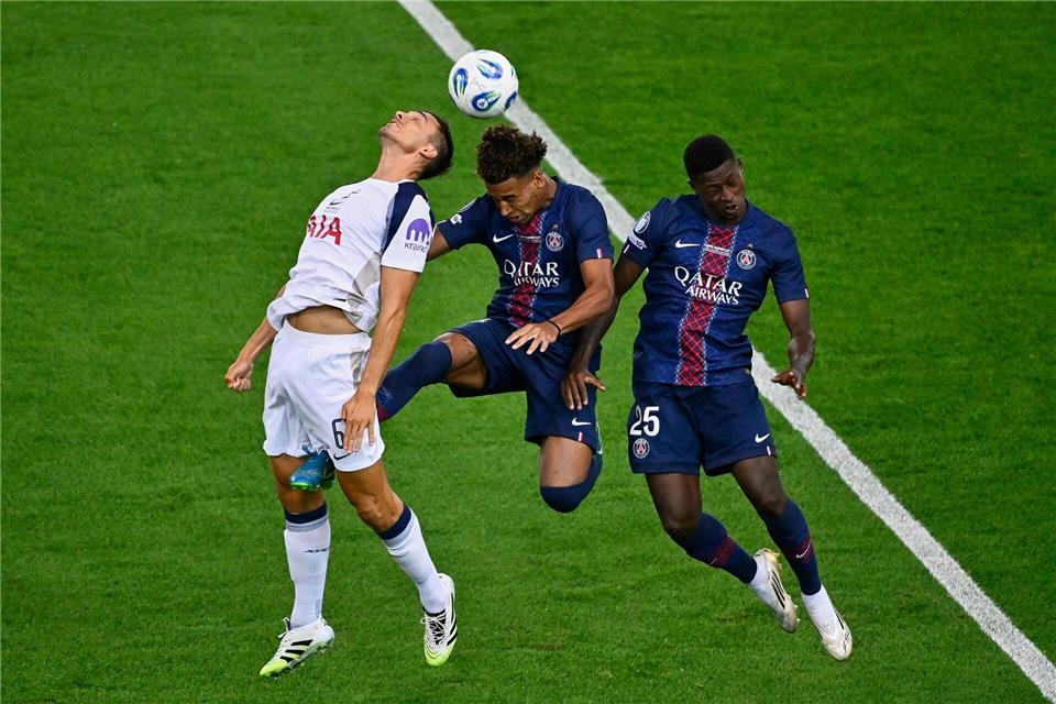 Die beiden PSG-Spieler Desire Doué (M) und Nuno Mendes bedrängen Tottenhams Joao Palhinha (l). Palhinha kam in diesem Sommer vom FC Bayern München.Denes Erdos/AP/dpa