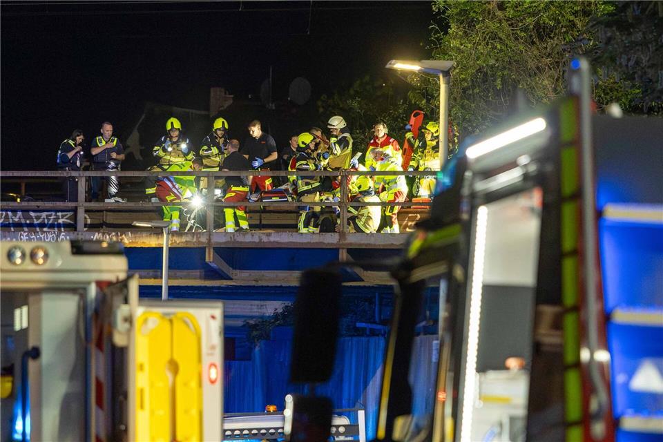 Die beiden Personen wurden von einem Zug erfasst.Justin Brosch/dpa