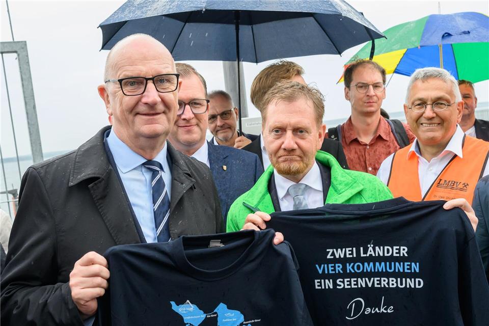 Die beiden Regierungschefs von Brandenburg und Sachsen, Dietmar Woidke (SPD) und Michael Kretschmer (CDU), eröffnen den Lausitzer Seenverbund.Patrick Pleul/dpa