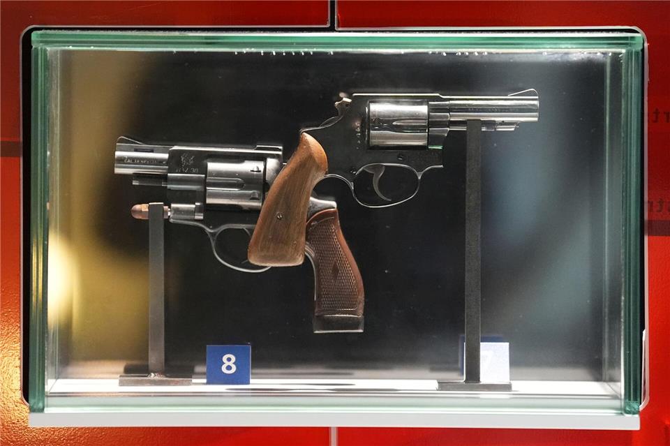 Die beiden Revolver, die der „St.-Pauli-Killer“ Werner Pinzner bei seinen fünf Auftragsmorden verwendete, sind im Hamburger Polizeimuseum zu sehen.Marcus Brandt/dpa