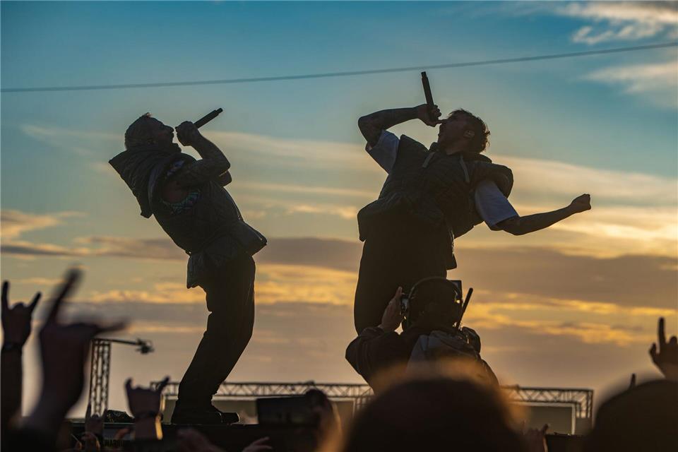 Die beiden Sänger der deutschen Metalband Electric Callboy stehen auf der Utopiastage.Thomas Frey/dpa