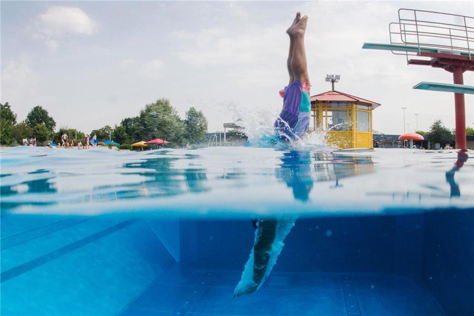 Die beiden Schwimmer zogen die Frau aus dem Wasser. (Symbolbild)picture alliance/dpa