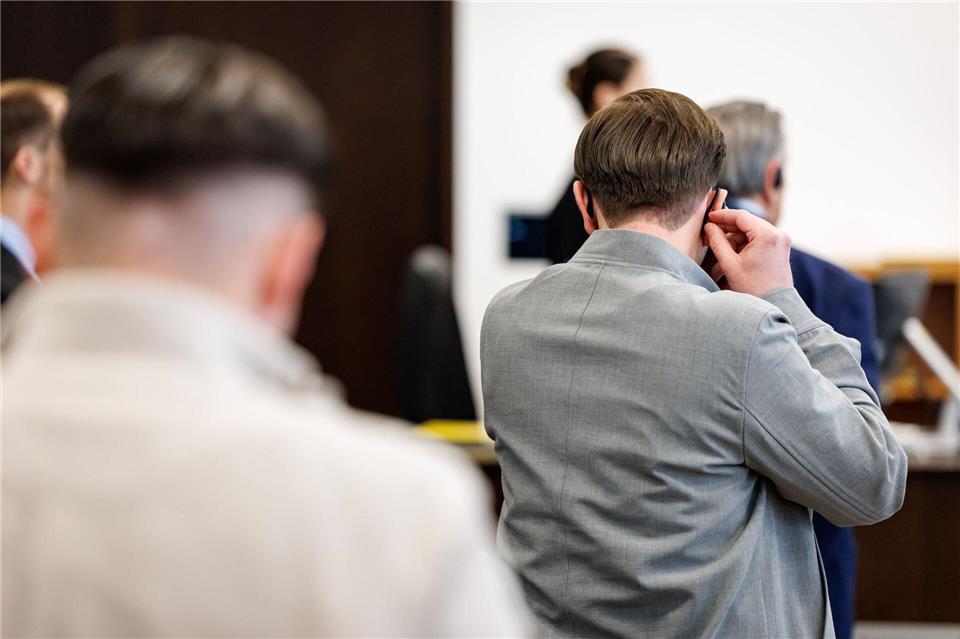 Die beiden Söhne sollen laut Anklage den Rückzug ihres Bruders nach den Schüssen aus der Festhalle abgesichert haben. Daniel Karmann/dpa