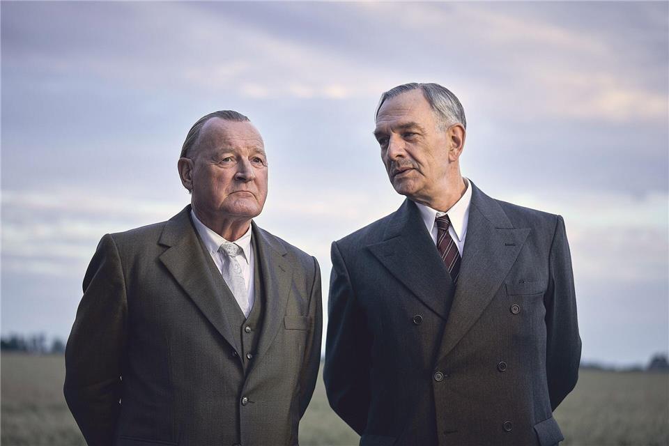 Die beiden Staatsmänner Adenauer (Burghart Klaußner, l) und de Gaulle (Jean-Yves Berteloot).Frank Dicks/ZDF/dpa