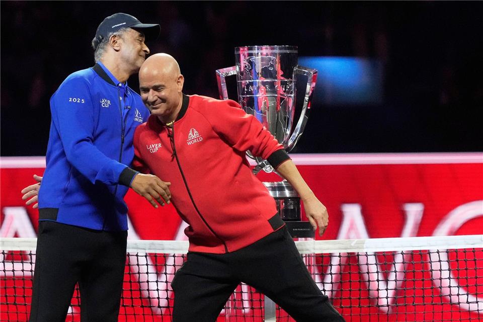 Die beiden Tennis-Legenden Yannick Noah (Team Europa) und Andre Agassi (Welt) sind die Kapitäne.Jeff Chiu/AP/dpa