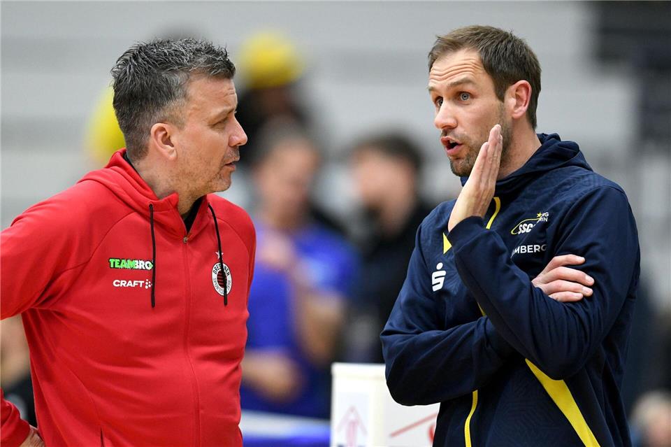 Dresdner Volleyballerinnen erkämpfen Sieg gegen Schwerin Die beiden Trainer Alexander Waibl (Dresden,l) und Felix Koslowski tauschen sich ausMichael Schwartz/dpa
