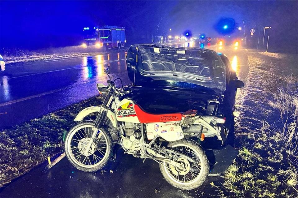 Die beiden Unfallfahrzeuge wurden von der Straße auf einen Radweg geschleppt. 