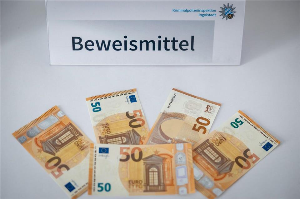 Die beiden Verdächtigen sollen nach bisherigem Ermittlungsstand mehr als 300.000 Euro Falschgeld hergestellt und in Umlauf gebracht haben. Daniel Karmann/dpa